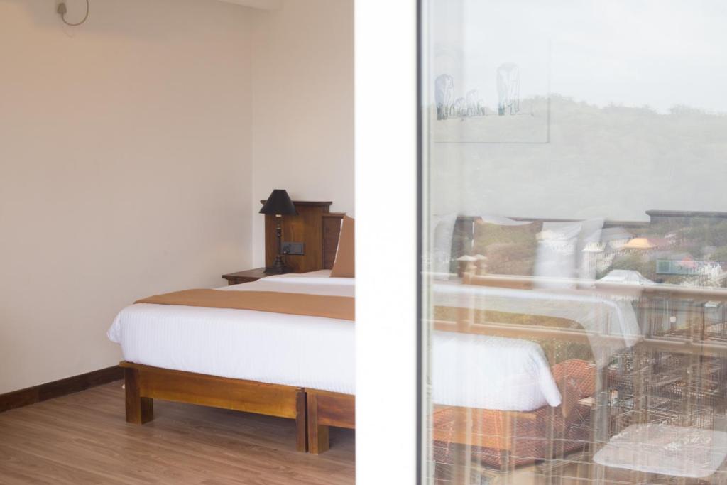Postel nebo postele na pokoji v ubytování 360 Lake View Hotel