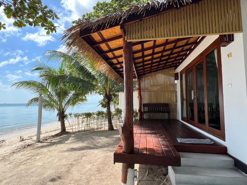 a porch of a house on the beach at V-View Beach Resort in Ban Tai