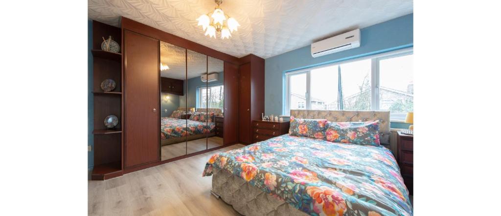 Katil atau katil-katil dalam bilik di Casual and Cozy 5 BD Home in Canvey Island