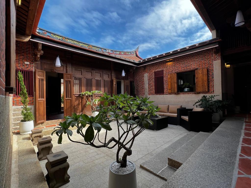 a courtyard with a potted plant in a building at 金門悠哉悠古厝民宿 Yozaiyo39 B&B in Jinning