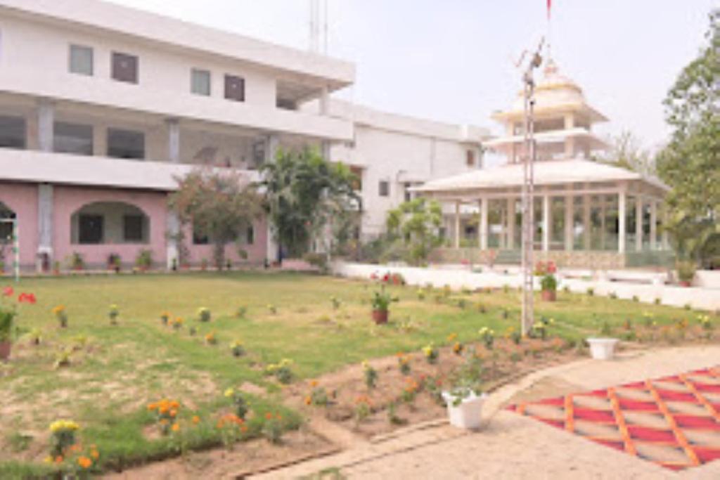 een gebouw met een tuin voor een gebouw bij Vedic Villa,Varanasi in Varanasi