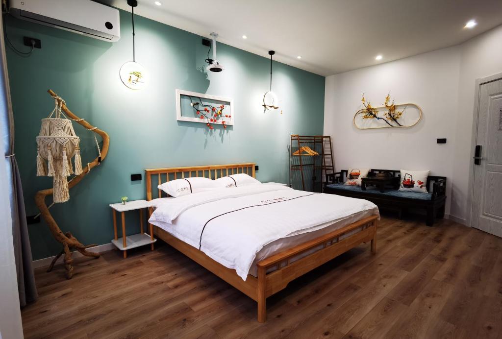 ein Schlafzimmer mit einem großen Bett in einem Zimmer in der Unterkunft Enshi Miaoer One Residence in Enshi