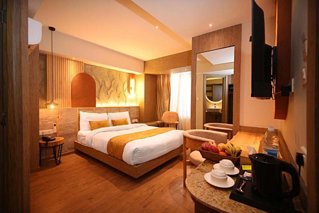 Habitación de hotel con cama y mesa en Daali Hotel & Apartment, en Katmandú