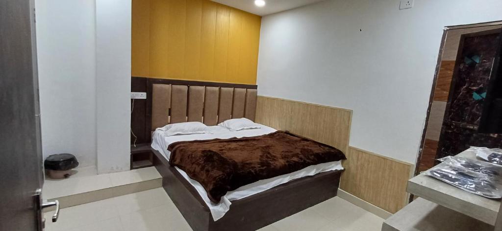 a bedroom with a bed in a room at Hotel krishna cottage in Gorakhpur