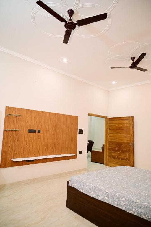 Postel nebo postele na pokoji v ubytování Surendra Villa Home Stay