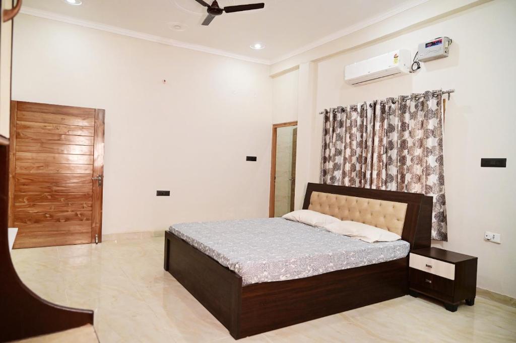 Postel nebo postele na pokoji v ubytování Surendra Villa Home Stay