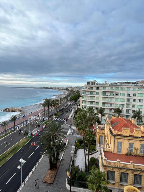 - une vue aérienne sur une ville avec une plage et des bâtiments dans l'établissement NICE 115 BY THE SEA, à Nice