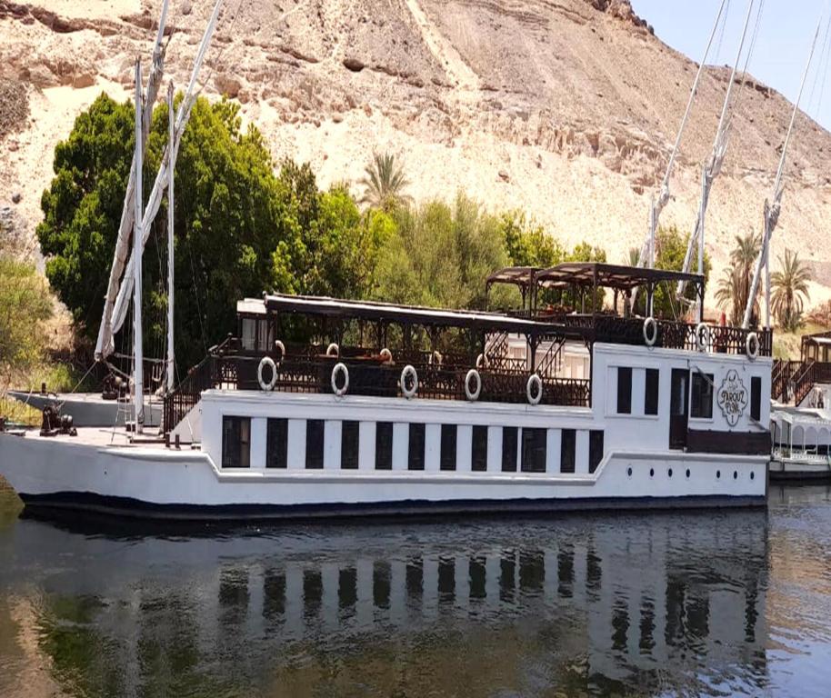 ein Boot im Wasser auf einem Fluss in der Unterkunft Farouz El Nil I Nile Cruise - Every Monday from Luxor for 07 & 05 Nights in Ţawd