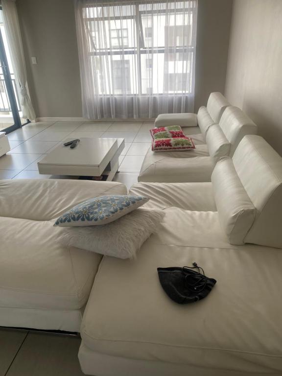 una fila de camas blancas en una habitación en Greenstone Ridge en Lombardy East
