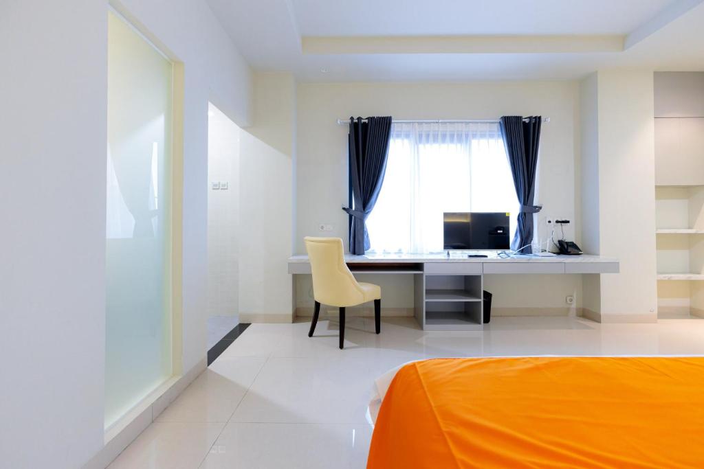 Postel nebo postele na pokoji v ubytování Sans Hotel 88 Andalan Surabaya by RedDoorz