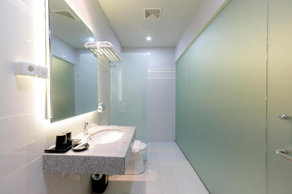 Koupelna v ubytování Sans Hotel 88 Andalan Surabaya by RedDoorz