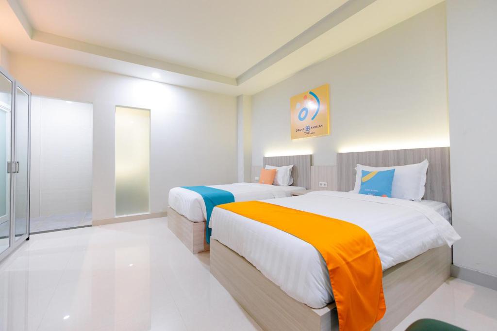 Postel nebo postele na pokoji v ubytování Sans Hotel 88 Andalan Surabaya by RedDoorz