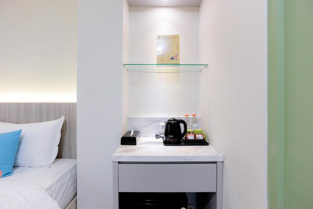 Postel nebo postele na pokoji v ubytování Sans Hotel 88 Andalan Surabaya by RedDoorz