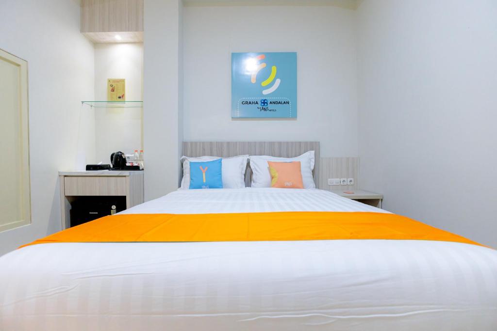 Postel nebo postele na pokoji v ubytování Sans Hotel 88 Andalan Surabaya by RedDoorz