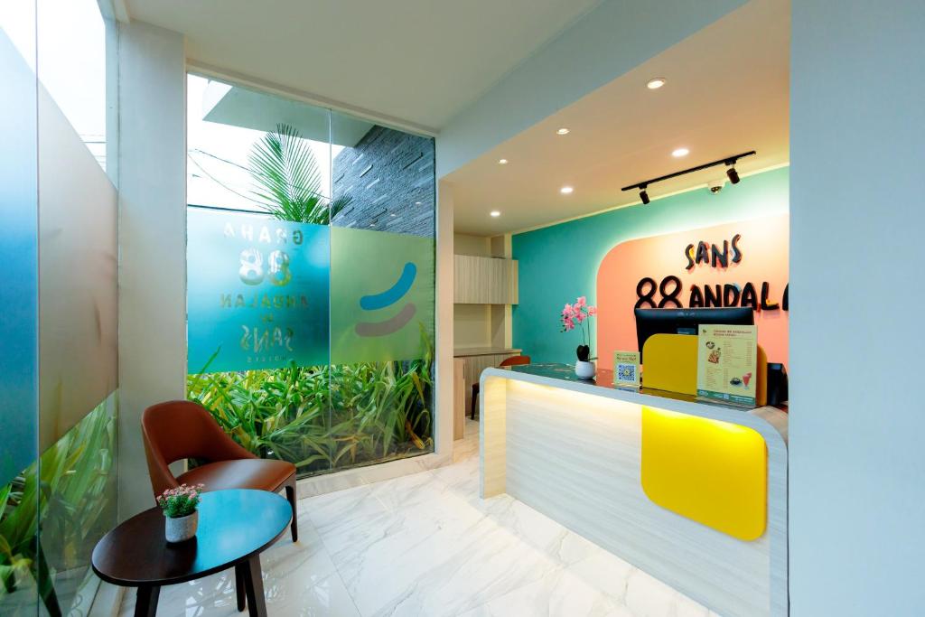 Posezení v ubytování Sans Hotel 88 Andalan Surabaya by RedDoorz