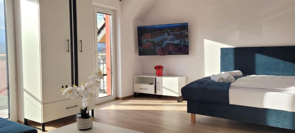 Postel nebo postele na pokoji v ubytování Kolorowe Cieplice - Apartamenty z widokiem na Karkonosze