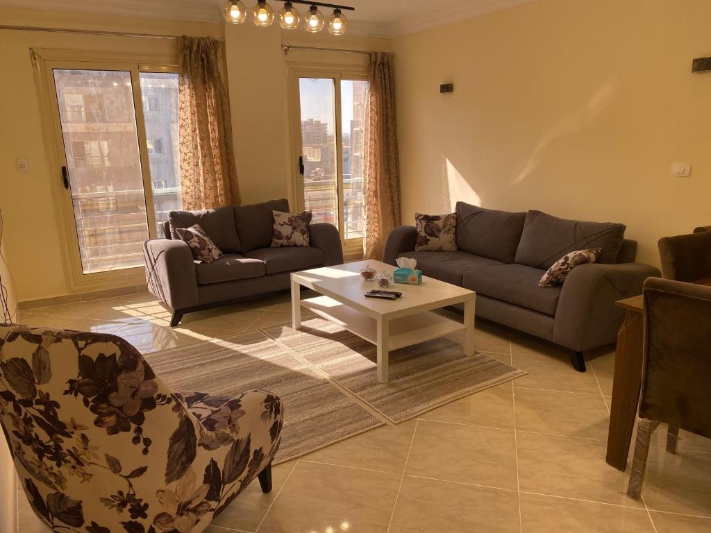 Posezení v ubytování Cozy 2 BR in New Cairo City - Gated Compound