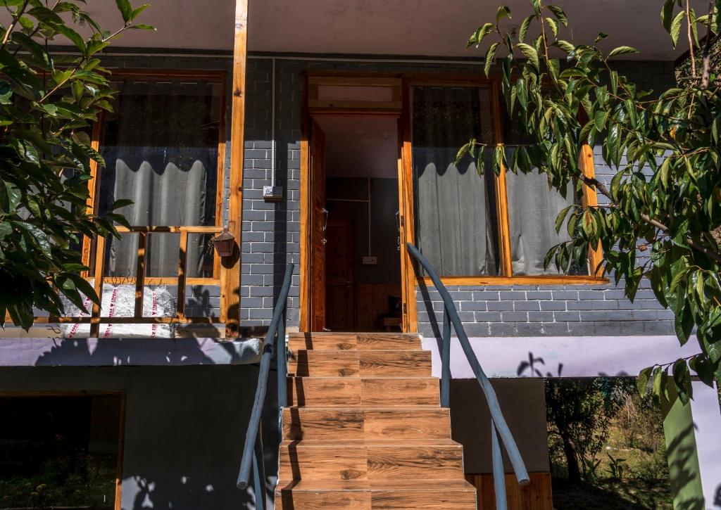 Balkón nebo terasa v ubytování Boho Grove Cafe & Stay, Tirthan Valley