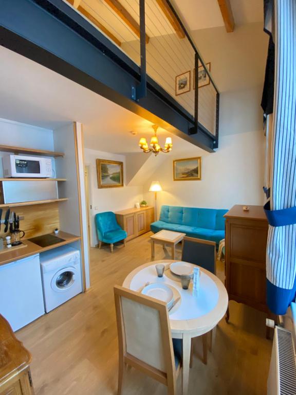 cocina y sala de estar con mesa y sillas en Loft Ilmarine, en Tallin