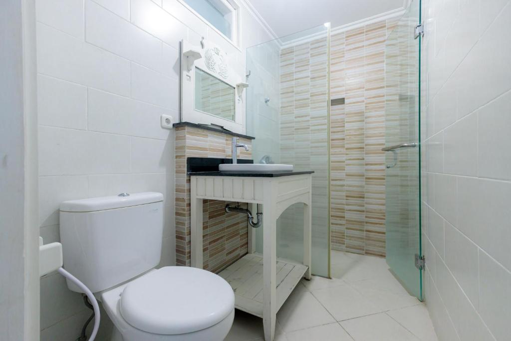 Koupelna v ubytování Urbanview Blessing Residence Surabaya by RedDoorz