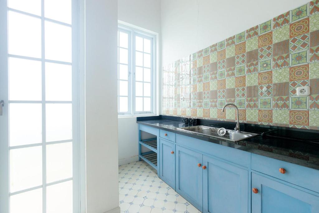 Kuchyň nebo kuchyňský kout v ubytování Urbanview Blessing Residence Surabaya by RedDoorz