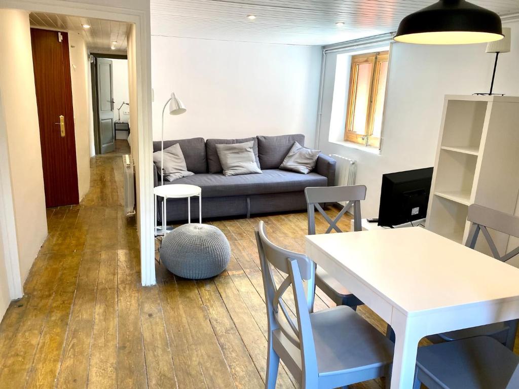 sala de estar con sofá y mesa en l'Apartament de la Plaça, en Puigcerdà