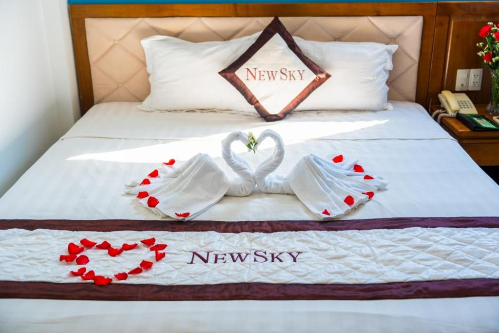Postel nebo postele na pokoji v ubytování New Sky Hotel