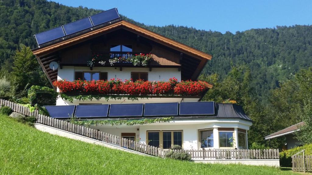 une maison avec des panneaux solaires sur le toit dans l'établissement Haus am Waldrand, à Thiersee
