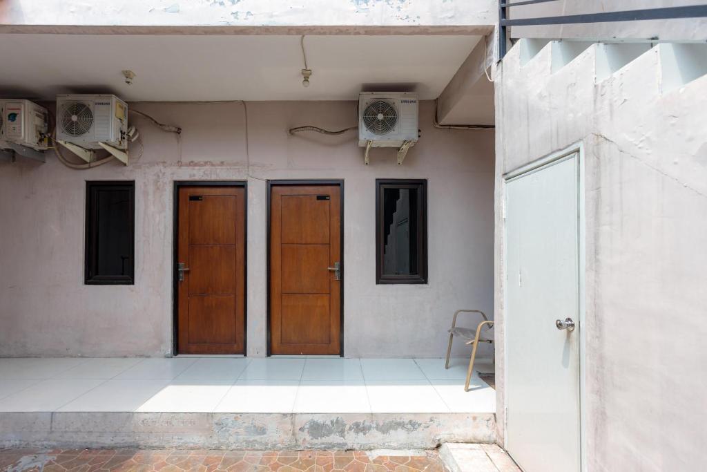 Fotografie z fotogalerie ubytování RedDoorz at Osuko Residence Sukomanunggal Jaya v destinaci Surabaja