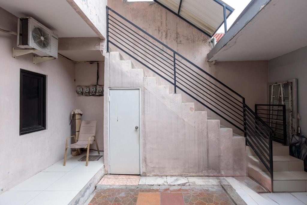 Fotografie z fotogalerie ubytování RedDoorz at Osuko Residence Sukomanunggal Jaya v destinaci Surabaja