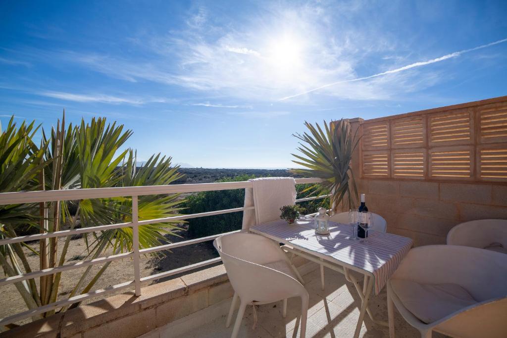 patio con mesa y sillas en el balcón en Casa Minuni, en Almería