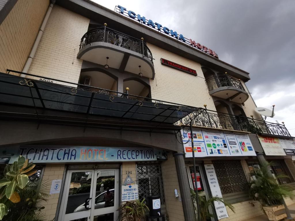 - un bâtiment avec 2 balcons au-dessus dans l'établissement TCHATCHA HOTEL, à Yaoundé