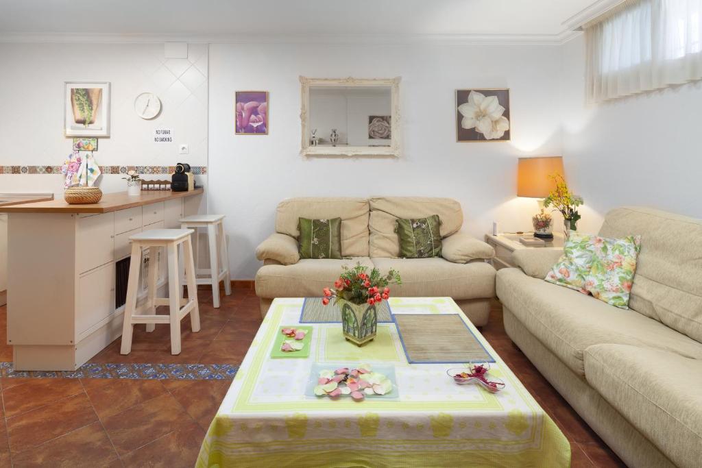 sala de estar con sofá y mesa en Villa Jacaranda, en Cala del Moral