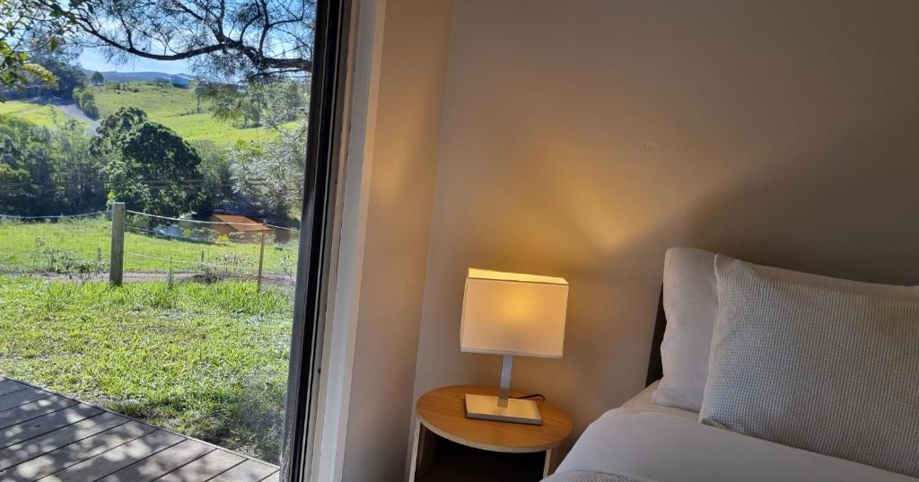 Postel nebo postele na pokoji v ubytování Hinterland Hideaway Farm Stay