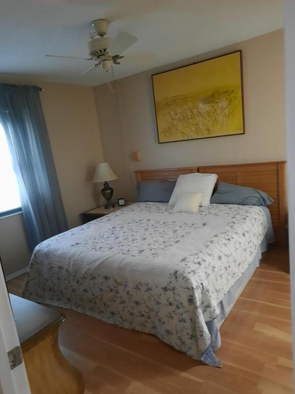 1 dormitorio con 1 cama con edredón blanco en 4080 Lake Bayshore Drive, en Bradenton