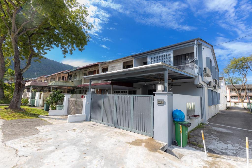 um edifício de apartamentos com um portão e uma cerca em -NEW- 16Px V Kids Pool n KTV n Jacuzzi n Billiard near USM n Penang Bridge em George Town