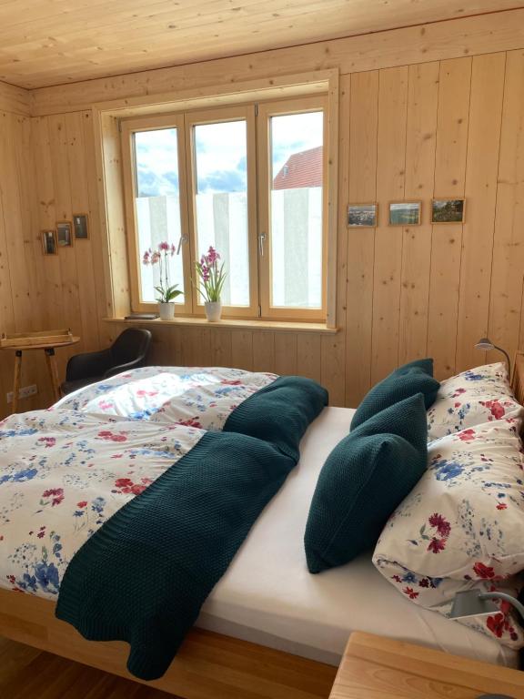 Un dormitorio con una cama con almohadas. en Übernachtung beim Bio-Metzger Zimmer "Karl", en Mössingen