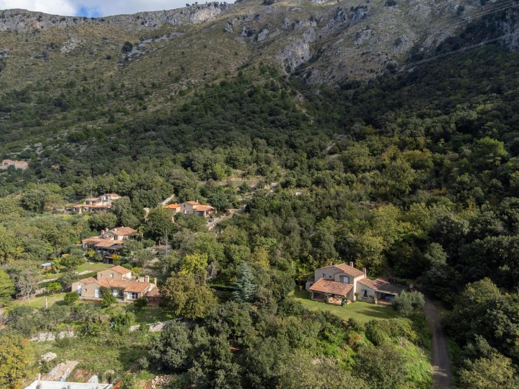 - une vue aérienne sur une maison dans les montagnes dans l'établissement Villa Carmelina - Cersuta di Maratea, à Maratea