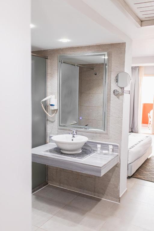 Titanic Beach - Families and Couples only - 18