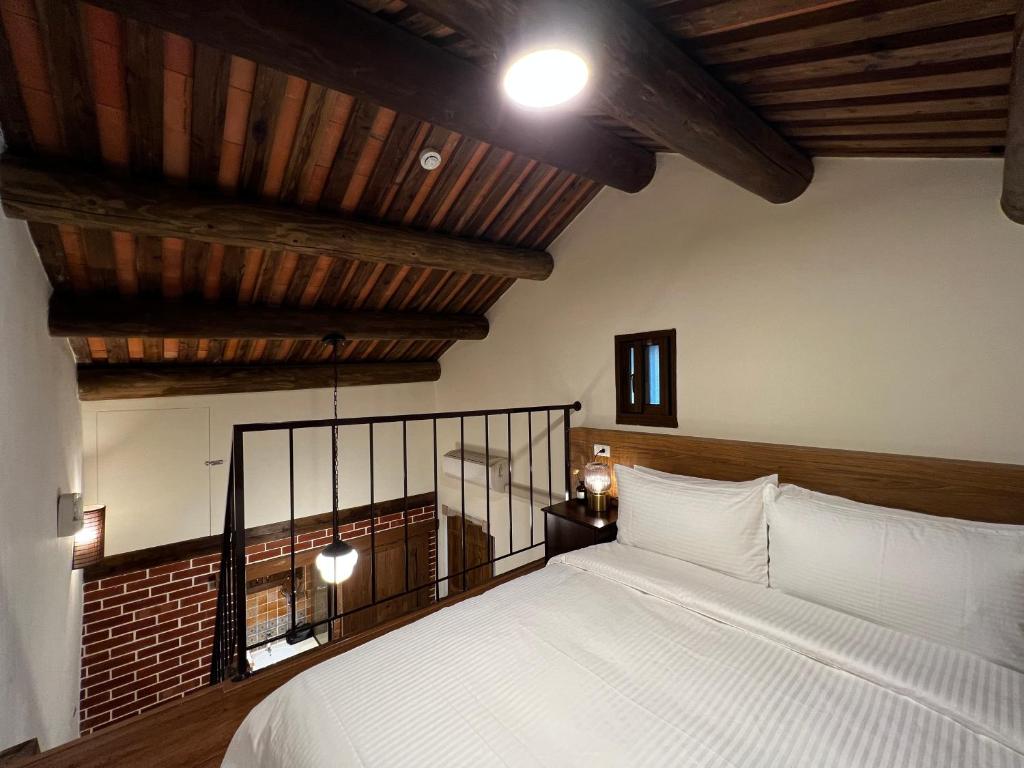 Postel nebo postele na pokoji v ubytování 金門悠哉悠古厝民宿 Yozaiyo39 B&B