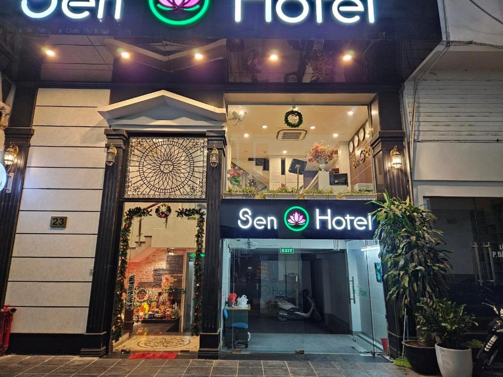 een bord voor een gezien hotel aan de zijkant van een gebouw bij Sen Hotel - Số 23, ngõ 1, Lê Văn Thiêm - by Bay Luxury in Hanoi