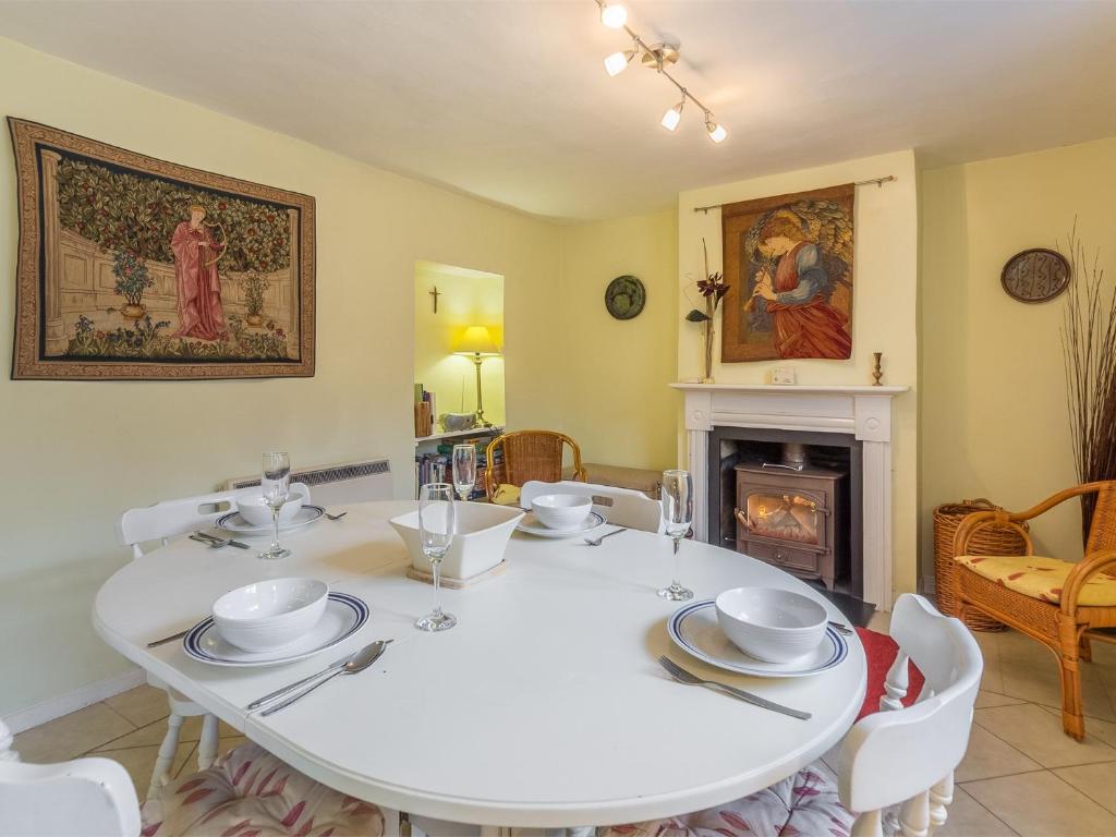 comedor con mesa blanca y chimenea en 2 Bed in Little Walsingham KT158 en Little Walsingham
