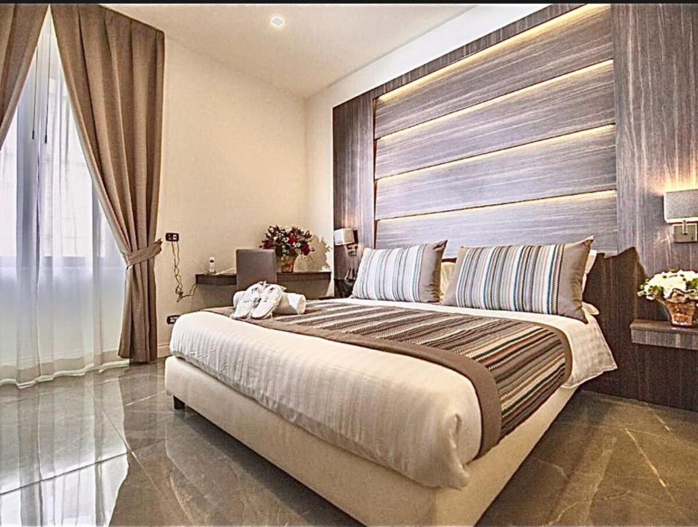 Un dormitorio con una cama grande y una ventana en Palazzo Firenze, en Nápoles