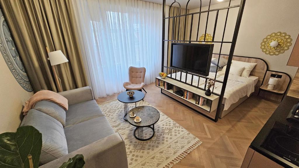 un soggiorno con divano e TV di Fadilpasic's House a Sarajevo