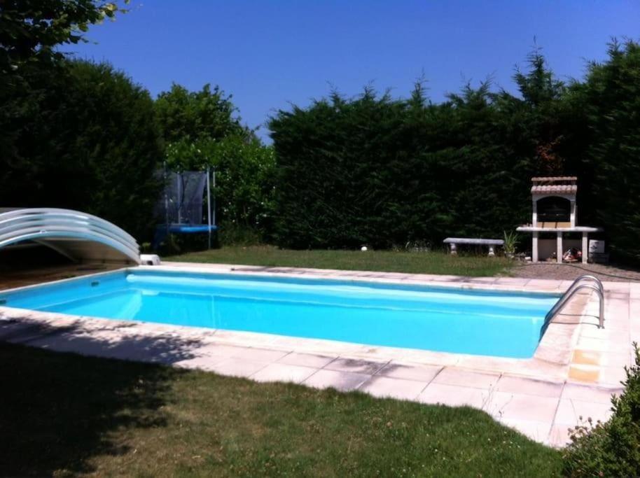 - une piscine dans une cour à côté d'une cour dans l'établissement Villa de 3 chambres avec piscine chauffée, à Villette-dʼAnthon