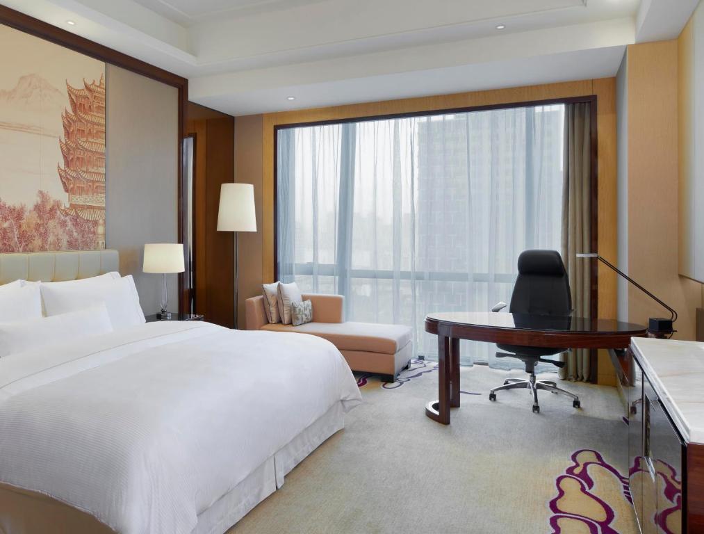 Postel nebo postele na pokoji v ubytování The Westin Wuhan Wuchang