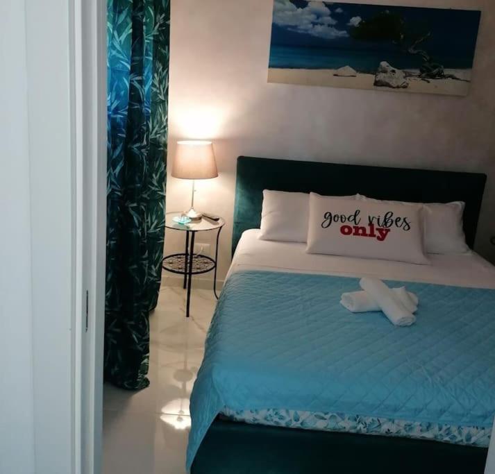 Un dormitorio con una cama con un osito de peluche. en Fiumicino Aeroporto Casa Vacanze Iris, en Fiumicino