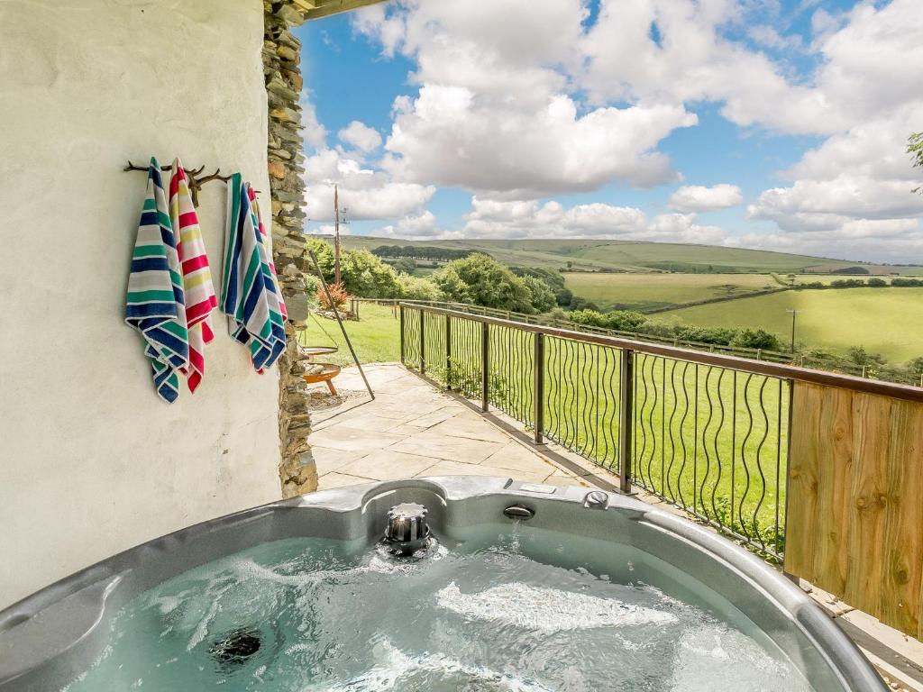 un bain à remous sur un balcon avec vue dans l'établissement 4 Bed in Exmoor 64340, à Challacombe