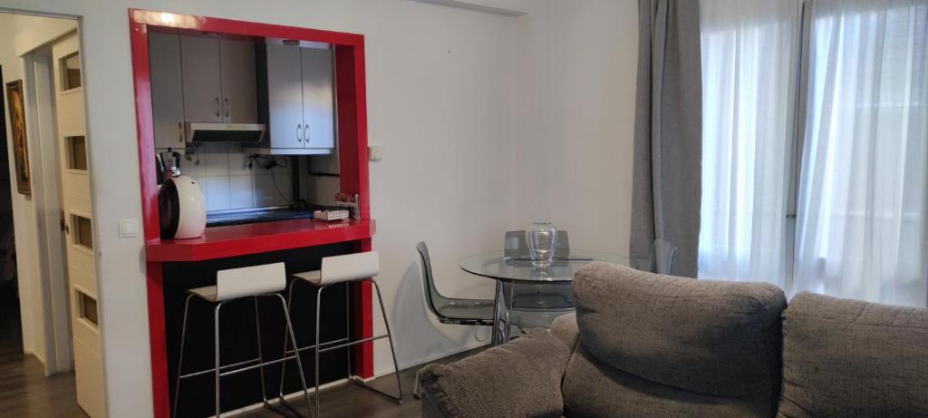 - un salon avec un canapé et une table dans l'établissement Apartamentos CRISPIN, à Corella