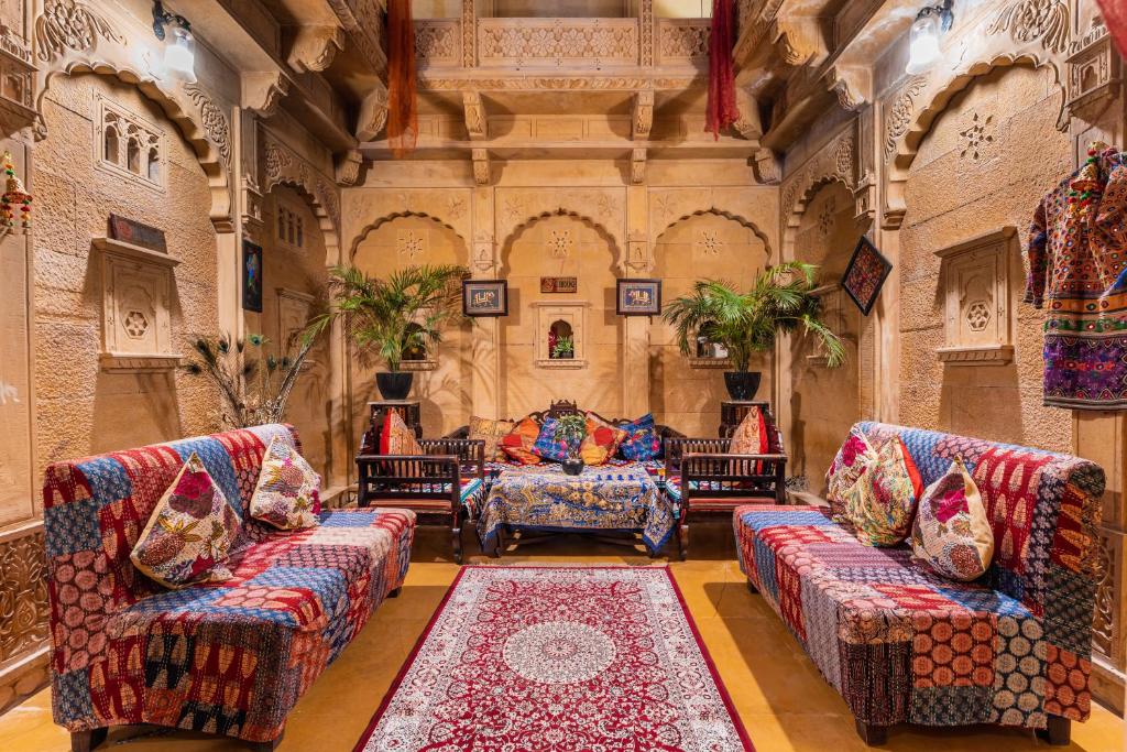 een woonkamer met 2 banken en een bank bij Hotel The Golden House in Jaisalmer